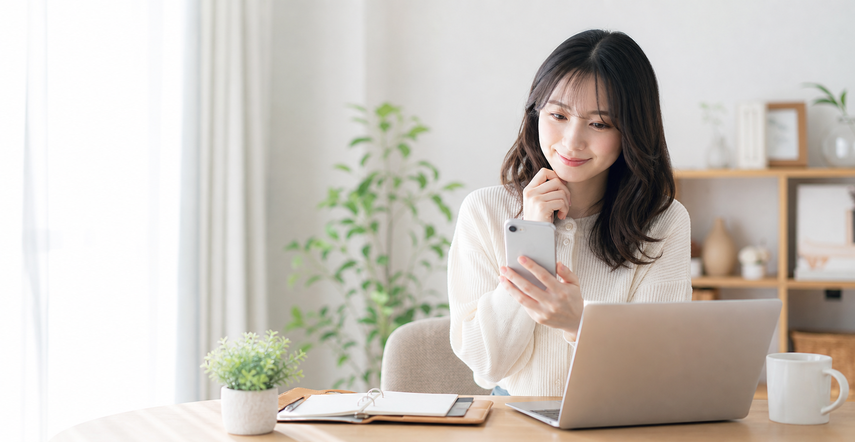 明るい室内でスマートフォンを確認する女性